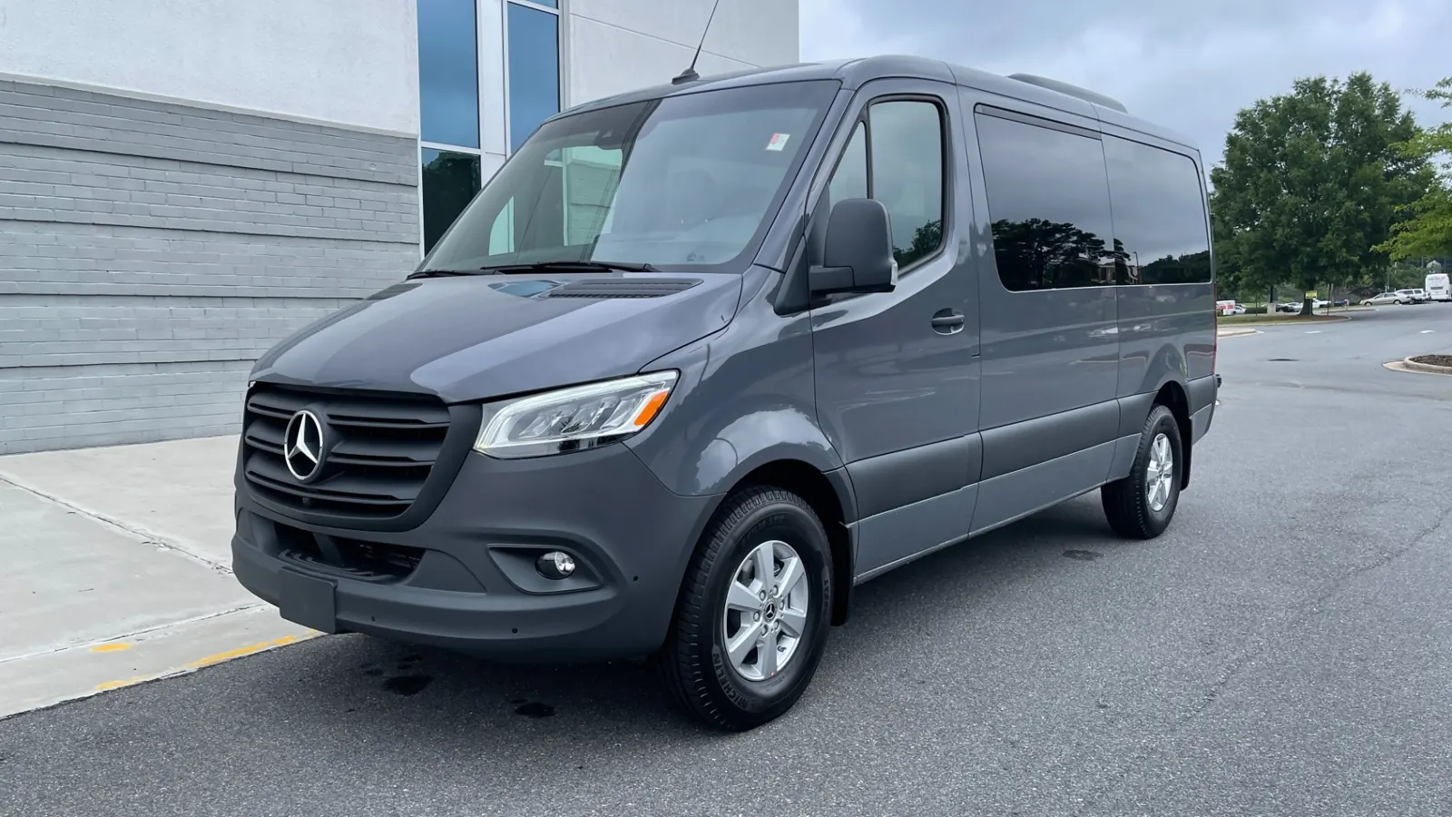 Mercedes Sprinter Van photo 5 of 8