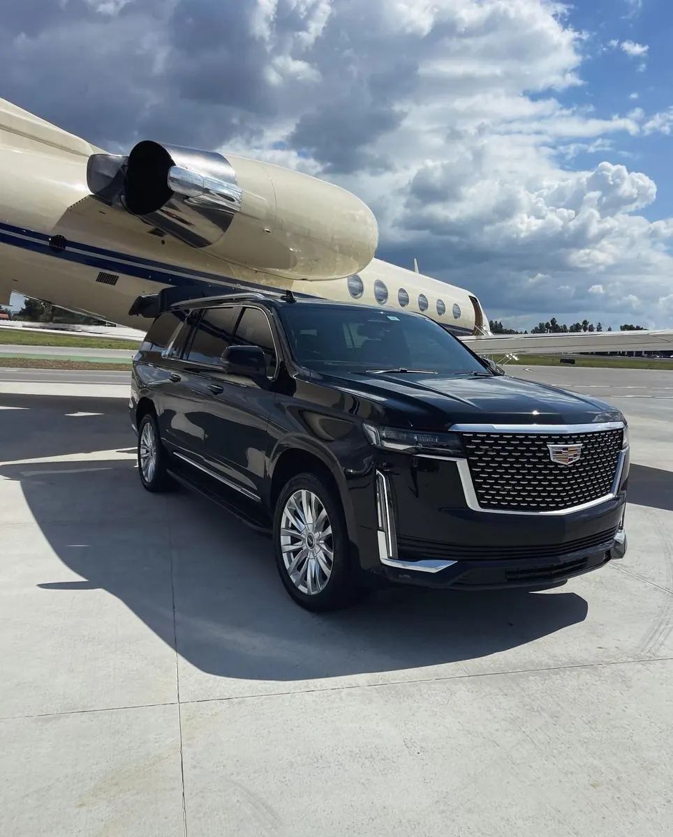 Luxury SUV photo 2 of 9